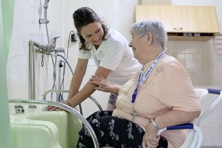 Třicet tisíc měsíčně je jen začátek. Z čeho zaplatit péči o seniory - Seznam Zprávy